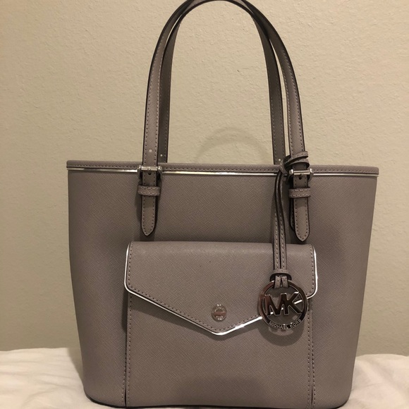 Michael Kors Handbags - Micheal Kors jet set pocket tote-medium